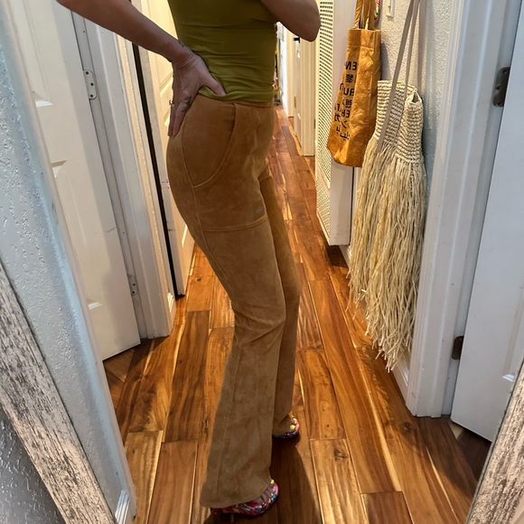 ALO Yoga Camel Flare Pants s cords - Picture 13 of 16